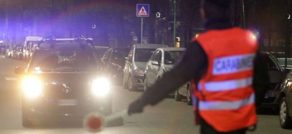 Al fermo i carabinieri si accorgono che hanno una pistola: bloccati padre e figlio